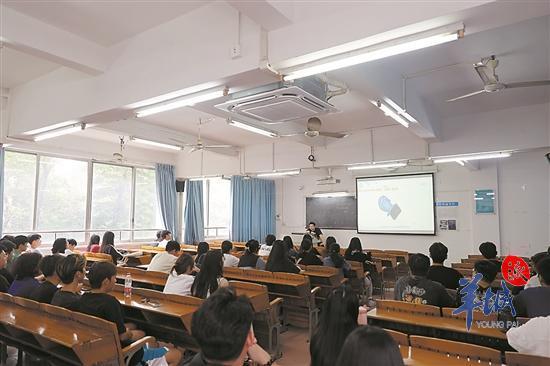 閻石發(fā)正在給兩個班上專業(yè)課