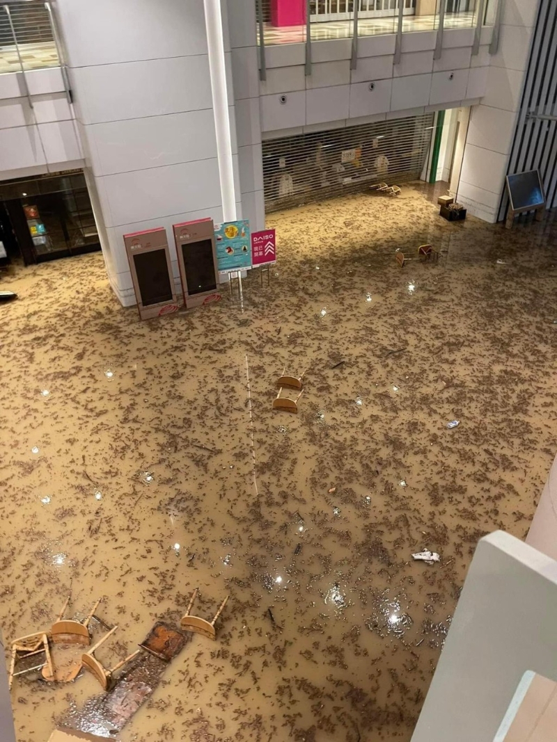 桌椅、雜物和宣傳牌均隨水漂浮。