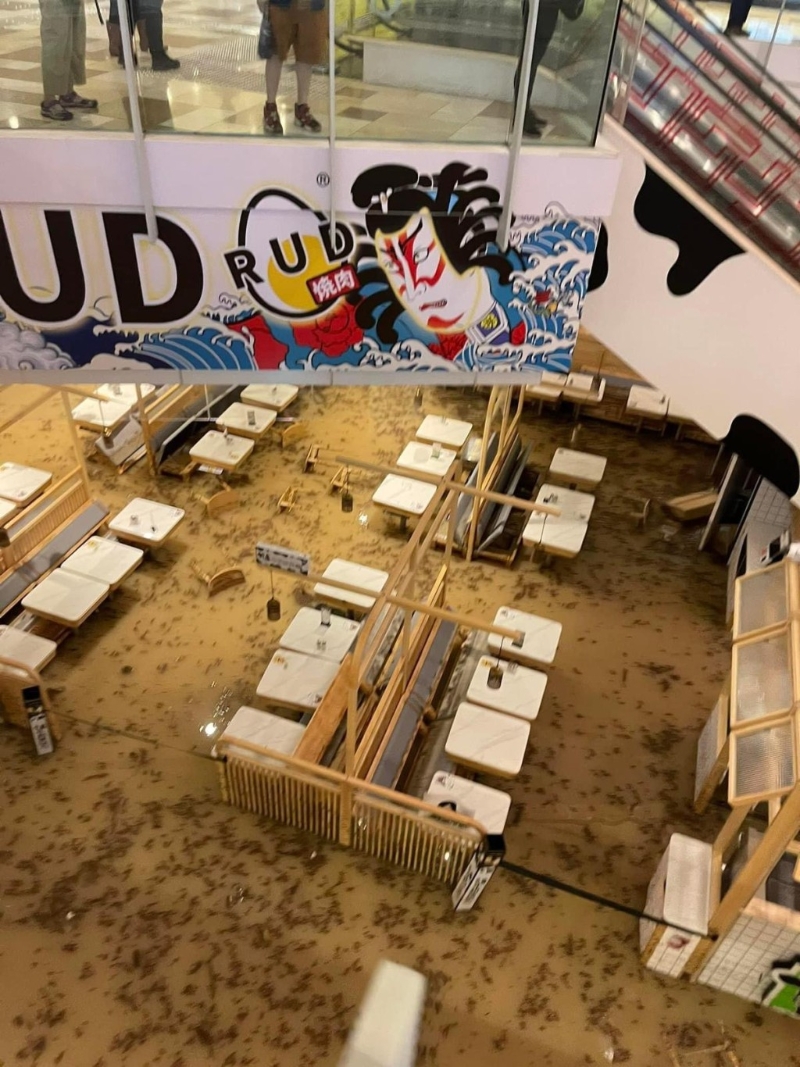 餐廳更是被浸沒一半。