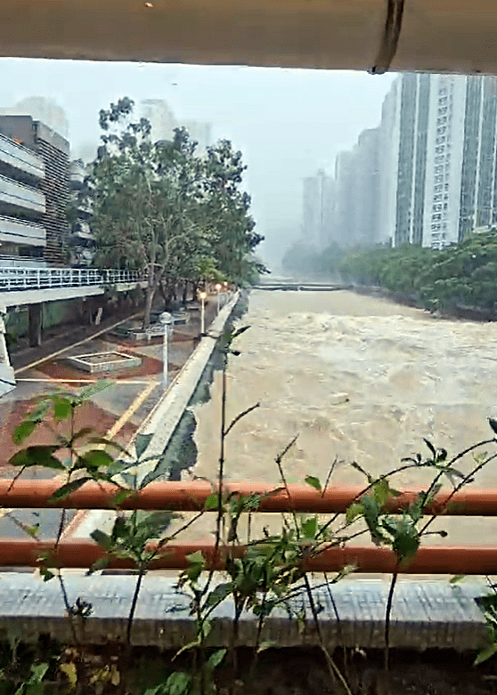 城門河滔滔不絕奔騰而下。網(wǎng)片截圖