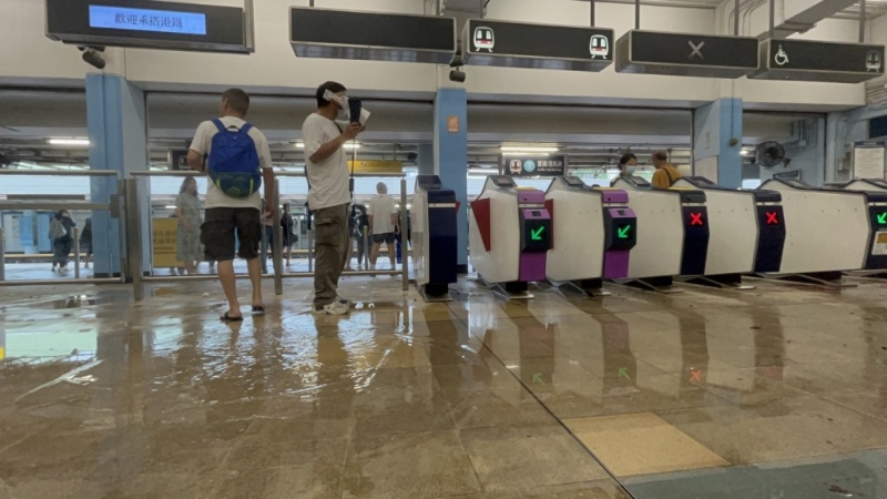 入閘機(jī)前大堆積水。