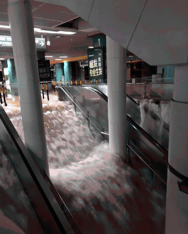 羅湖關(guān)口岸對(duì)出，深圳火車站負(fù)一櫻，水浸情況嚴(yán)重，扶手電梯都被淹了。