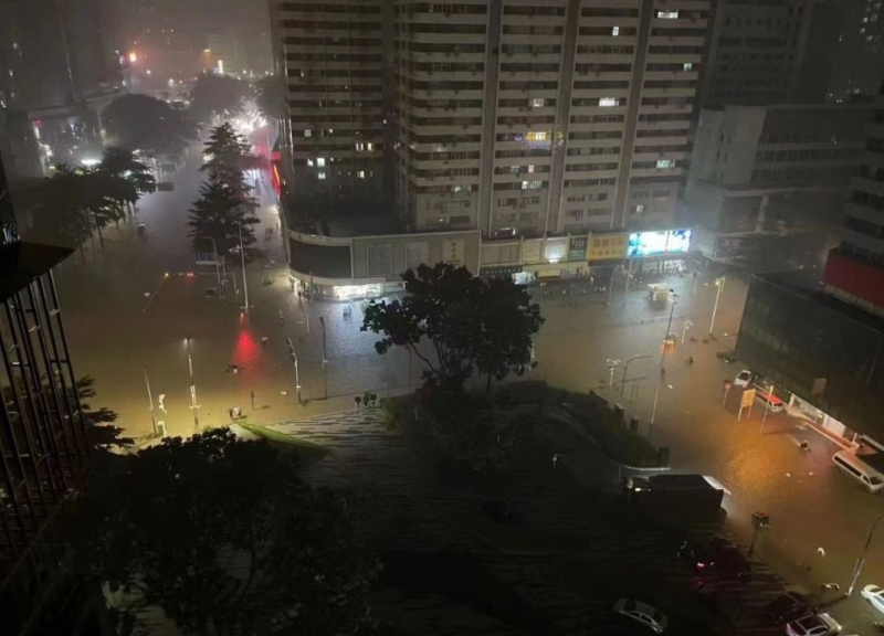 網(wǎng)民拍到羅湖國(guó)貿(mào)附近的情況。（圖：小紅書(shū)）