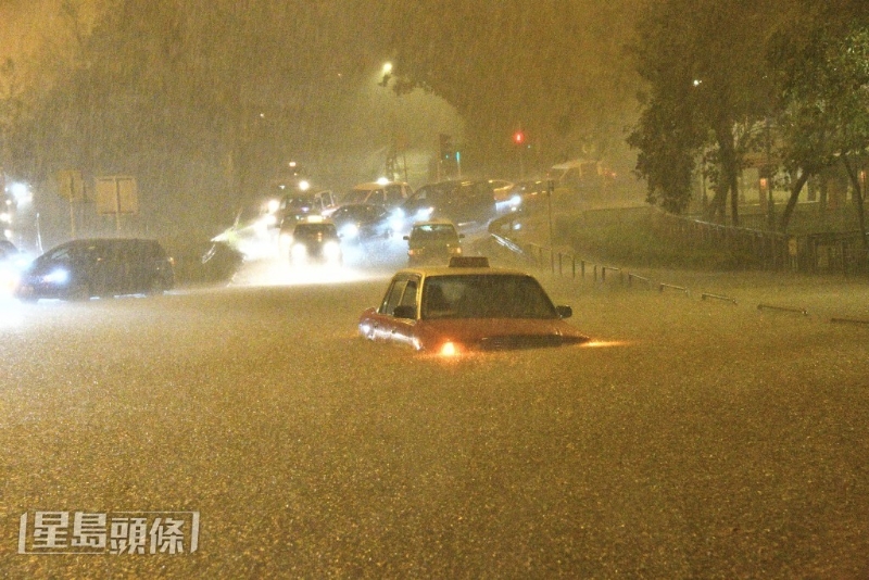 大埔有的士“沒(méi)頂”。