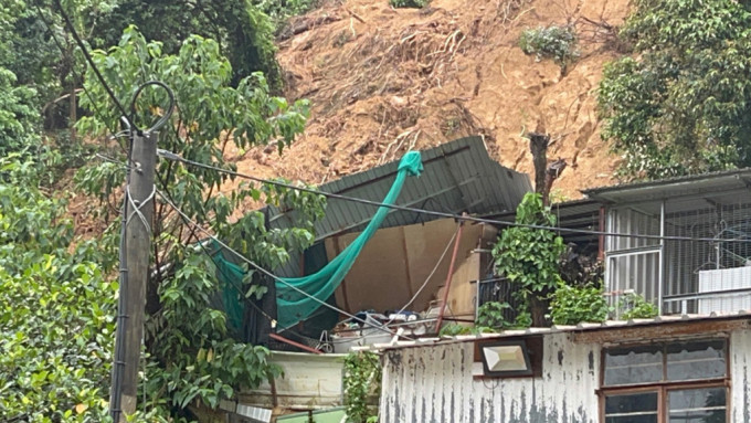 鐵皮屋被山泥壓毀 鐵皮屋被山泥壓毀