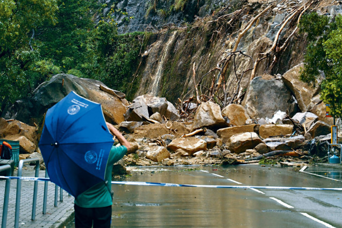 筲箕灣耀東邨有山泥傾瀉，大量巨石堵塞路面。