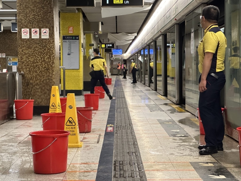 職員擺“水桶陣”保乘客安全