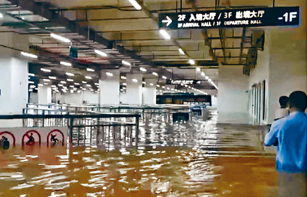 火車站內(nèi)同樣儼如“大水缸”，水深及腰。