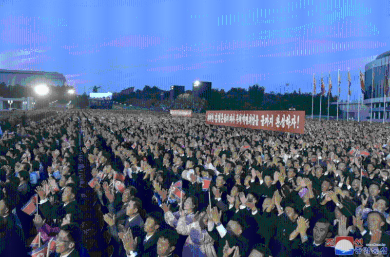 觀看閱兵的民眾站滿金日成廣場(chǎng)。 路透社