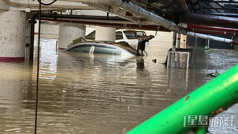 水浸至僅露出車頂。 資料圖片