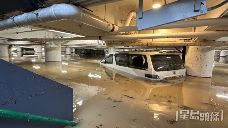 車場內(nèi)水深浸了半架車身。 資料圖片