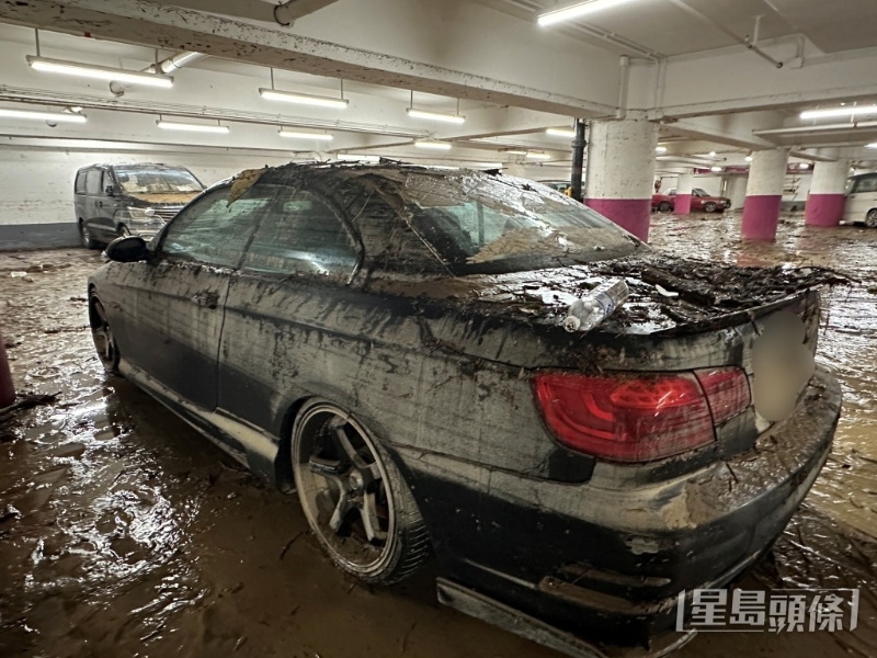 有私家車白色變黑色，車身滿布泥漿。 梁國峰攝