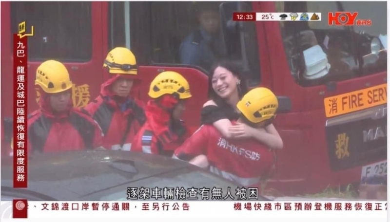 女子被救出時(shí)起初只是含蓄地笑。 《HOYTV》新聞截圖