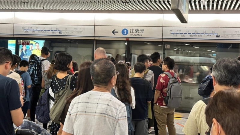 記者直擊通車情況，轉(zhuǎn)線車站大排長龍。