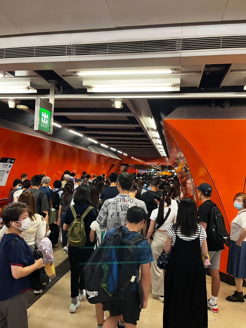 轉(zhuǎn)線站北角站亦大排長龍。