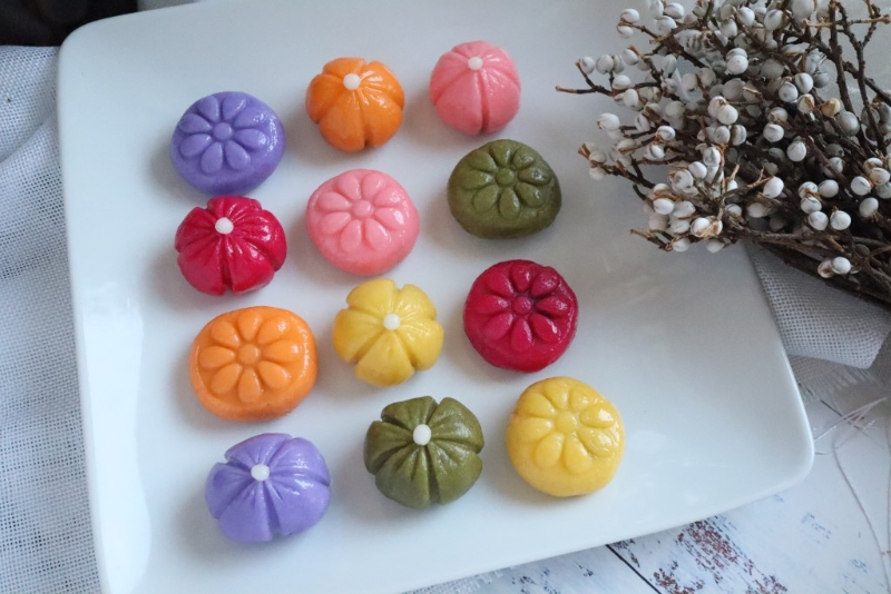 在黃埔天地消費(fèi)滿$200或以上，可換領(lǐng)于9月23日至10月2日舉行的月滿中秋工作坊入場(chǎng)券1張，包括制作精致日式芒草花環(huán)、韓式月見(jiàn)幸福松餅（見(jiàn)圖）或越式水燈籠。 （W）