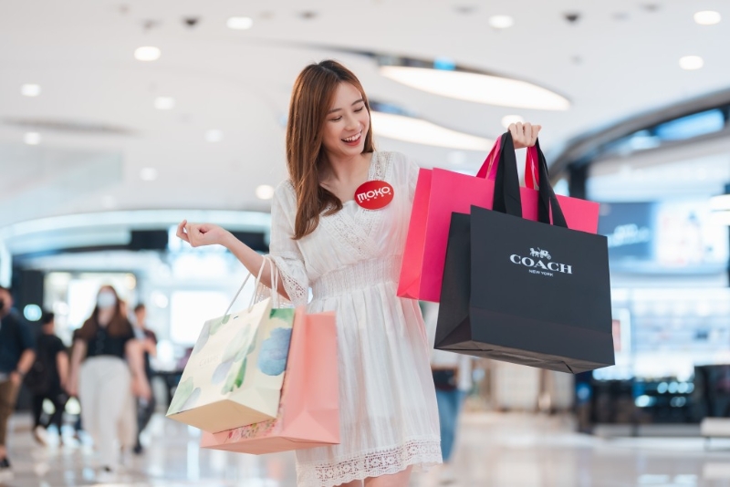 由9月16日至10月31日于Moko Mall以電子貨幣消費(fèi)滿$800，可獲贈(zèng)K$100指定贈(zèng)券套裝。 （MO）