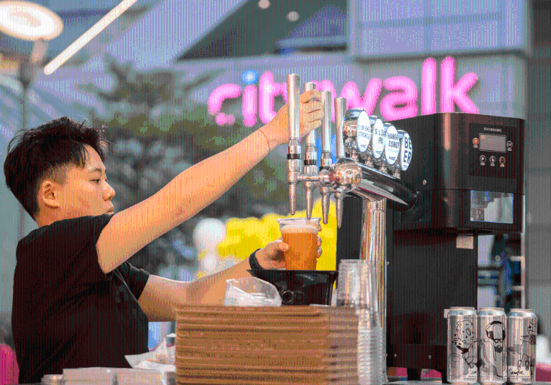 由9月29日至10月2日，荃新天地推出“中秋市集啤一啤”活動(dòng)及“夜市消費(fèi)賞”。 期間只要憑晚上 8 時(shí)后于場(chǎng)內(nèi)商戶單一消費(fèi)滿 $500 或以上的有效發(fā)票，即可免費(fèi)換領(lǐng)生啤1杯。 （C）