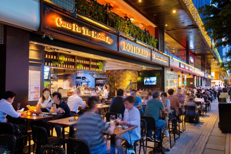 由9月28日至10月8日，尖沙咀中心及帝國(guó)中心推出“Dusk Dining Delights”（賞夜景·嚐 美酒禮遇）。 凡于晚上8時(shí)后于以上提及的商場(chǎng)餐飲消費(fèi)滿$300，即可換領(lǐng)價(jià)值$50的尖東美食里飲品券。 （TS）