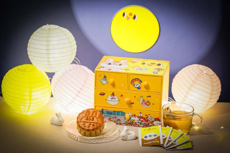 Messy Desk“置”繽紛月餅禮盒包括麥芽糖醇低糖單黃純白蓮蓉月餅，以及天仁茗茶香片茶包。