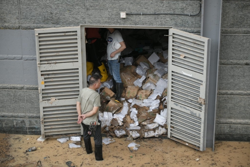 黃大仙中心北館沾有黃泥的雜物堆積如山。