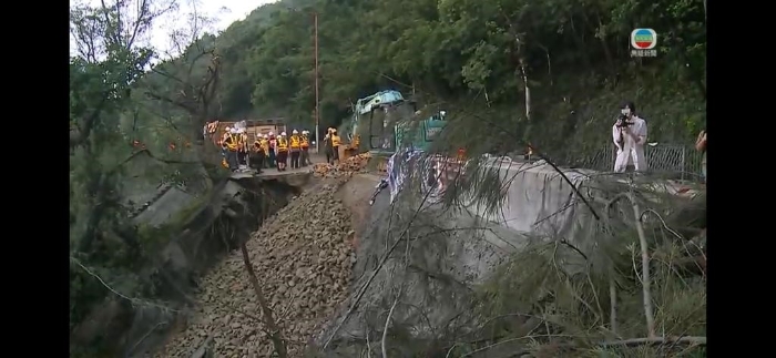 工人正搶修石澳道。