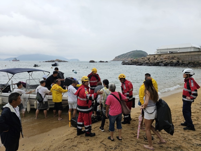 消防安排十多名市民登船撤離。