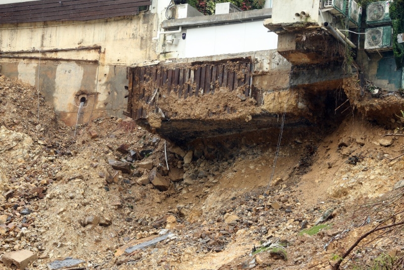 72號(hào)屋部分地基懸空。