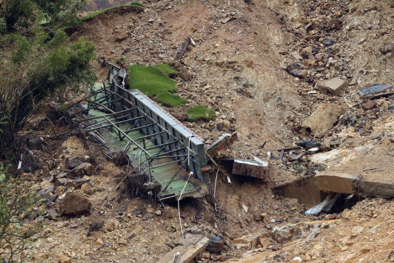 山泥上有疑似護(hù)土墻的混凝土。