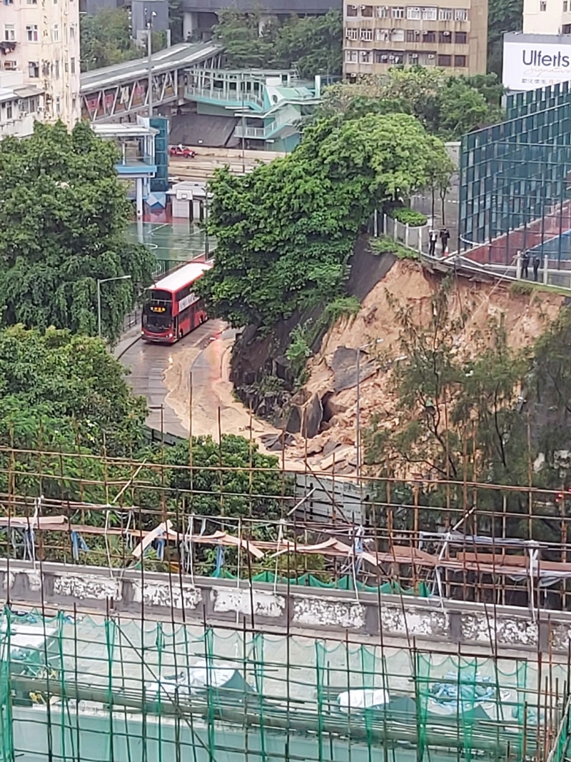 大量泥土流入平治街堵塞交通。