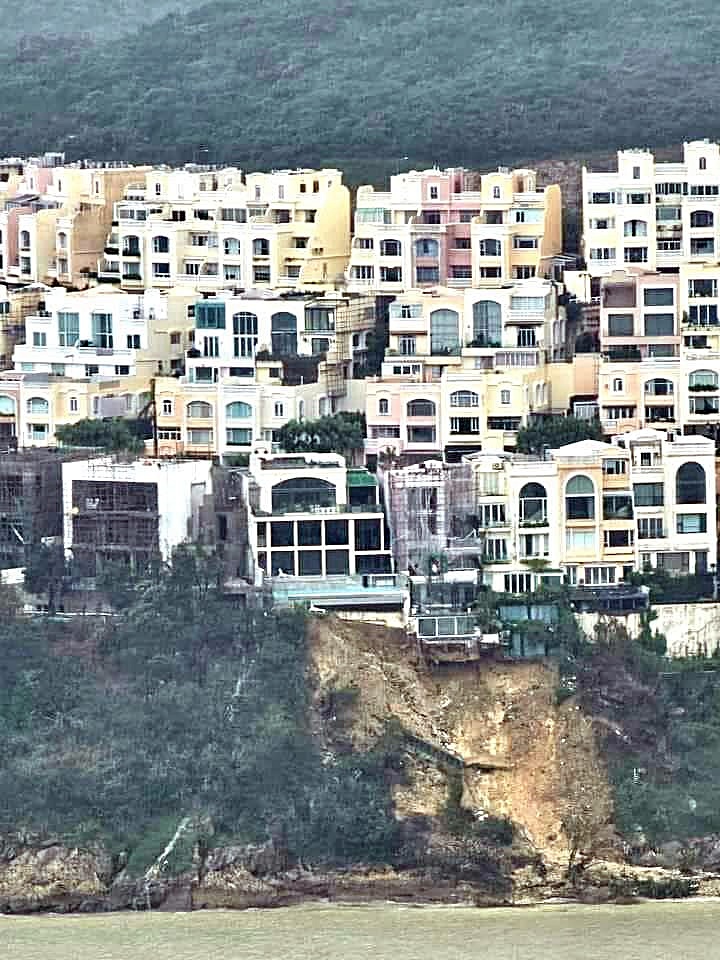 山坡上有建筑物基層暴露懸崖上。