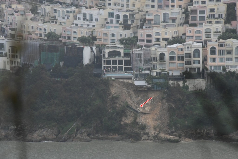 擋土墻塌下橫亙在山坡上。