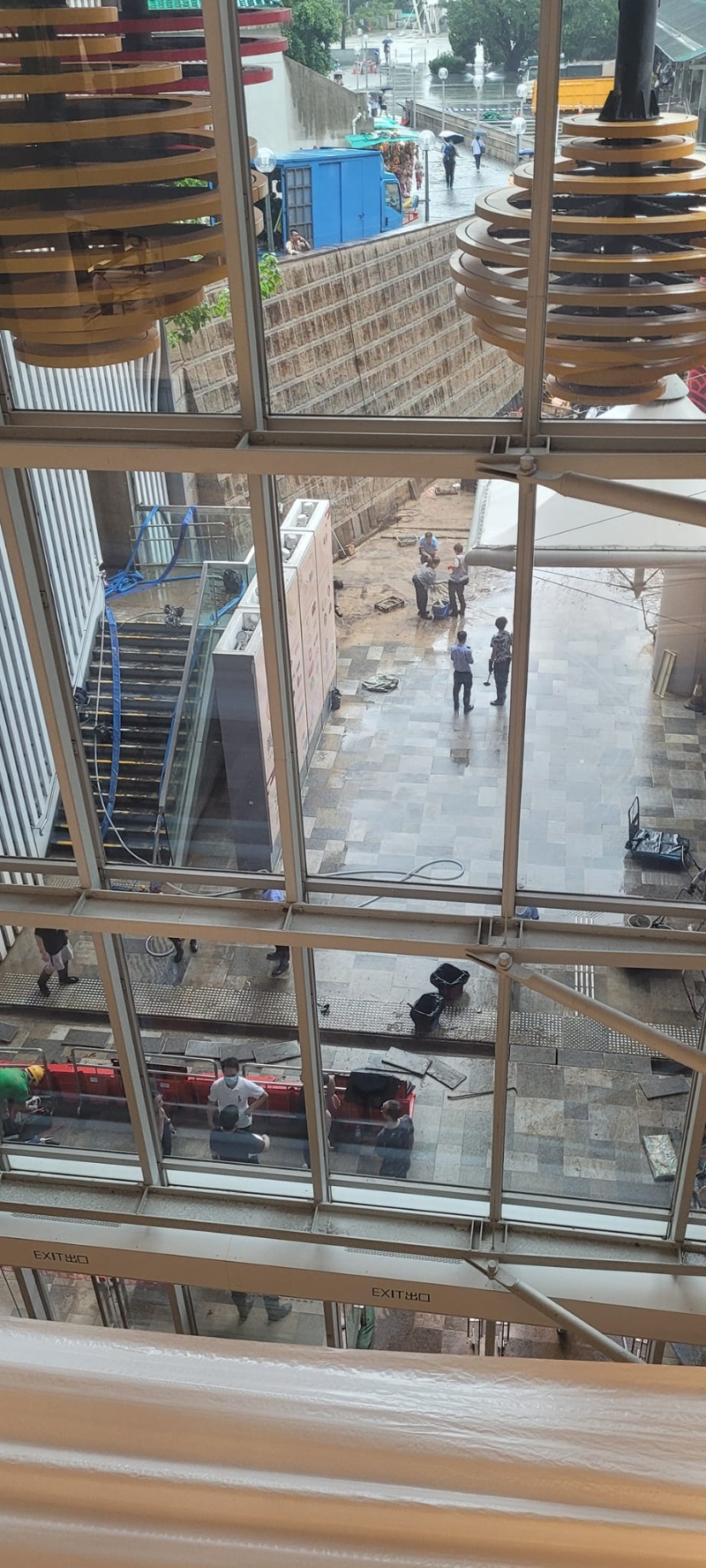 下午約2時(shí)半的黃大仙中心北館LG層地面積水已排走。