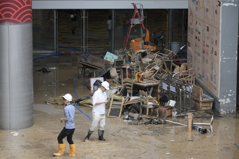 工人在進(jìn)行清潔工作。