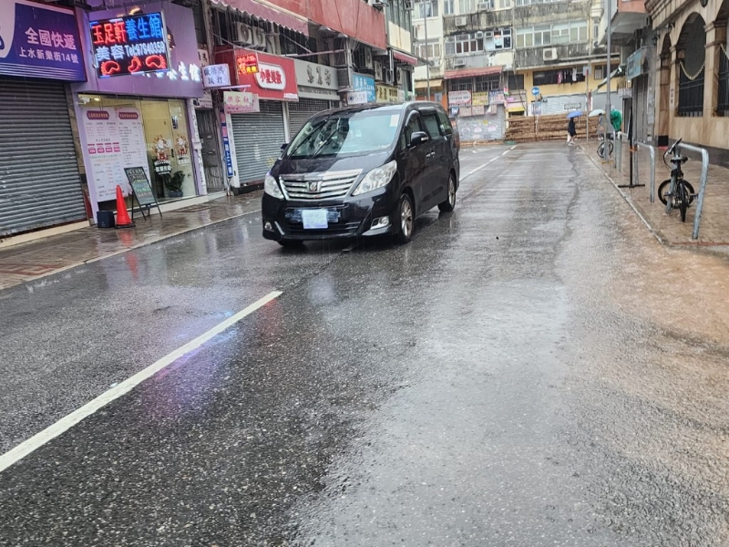 有車牌竟是直接用雙面膠紙粘上去的。