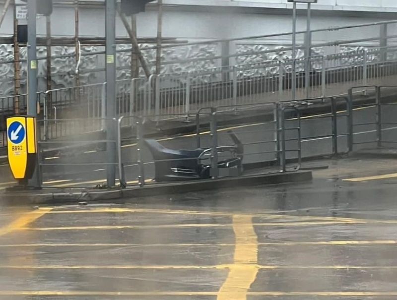 不少苦主上載甩掉車牌和甩掉泵把的座駕相片。