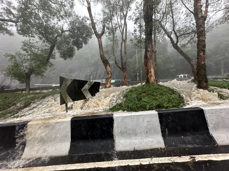 西貢區(qū)的雨勢特別大，錄得每小時雨量超過70毫米的大雨。