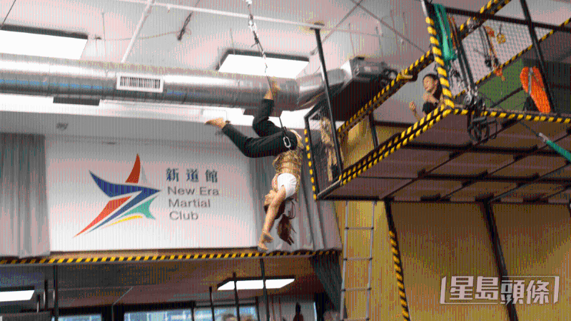 吊威亞：需在約3米高的空臺(tái)在凌空后空翻。