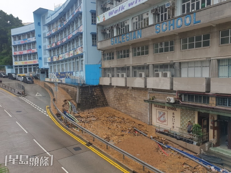 兩校門外的柴灣道16號(hào)，行人路嚴(yán)重?fù)p毀。 梁子健攝