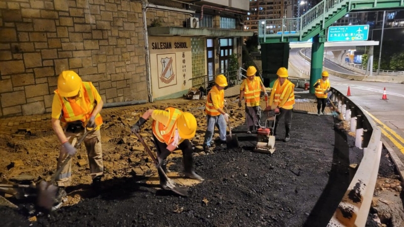 工人昨晚在慈幼英文學(xué)校（中學(xué)部）校門外復(fù)修損毀的地面。 網(wǎng)上圖片