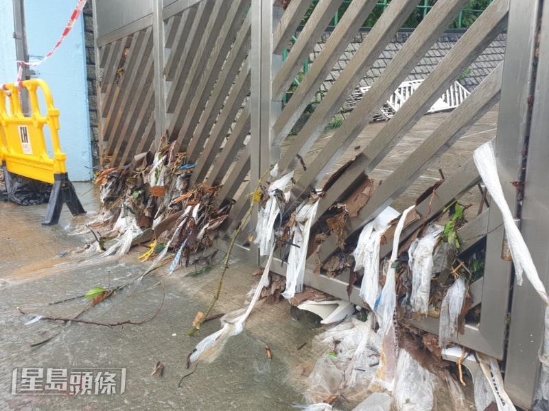 慈幼學(xué)校的鐵閘仍夾雜樹枝等雜物。 梁子健攝