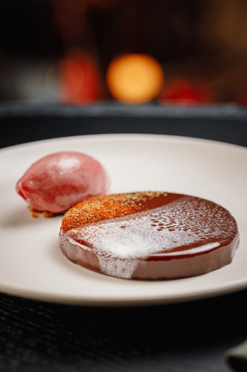 麻辣朱古力慕絲——中秋甜品，形狀如明月，光滑表面刻上月亮紋理，口感輕軟，味道香甜帶麻辣馀韻。