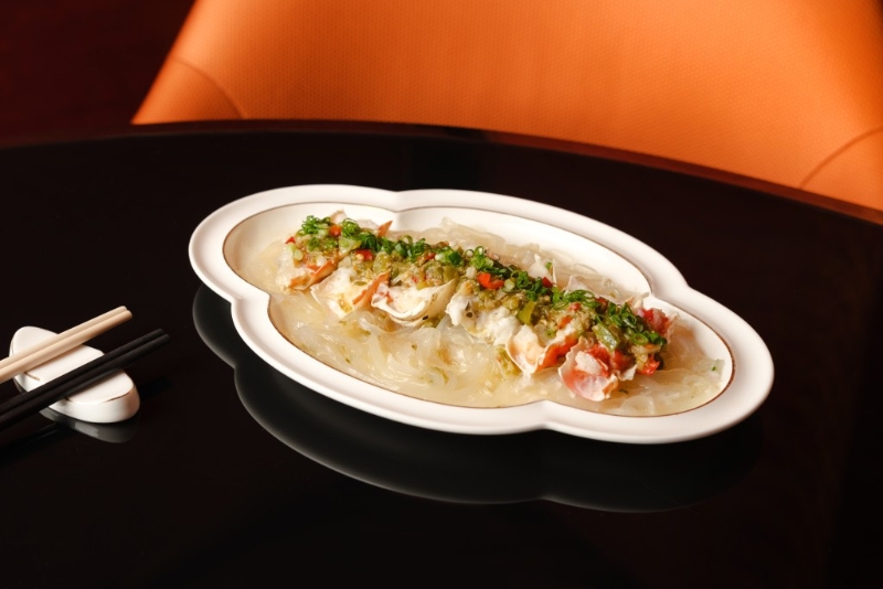 日本帝王蟹腳肉涼皮 （$698），以肥美帝王蟹腳肉加涼皮及燒椒醬煮至剛熟，蟹肉鮮甜惹味。