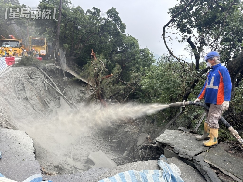 石澳道沿路山泥傾瀉及路陷，道路封閉，石澳村、鶴咀村及大浪灣村與外界斷絕接觸，儼如荒島。 工人向坍塌山坡噴漿。 資料圖片