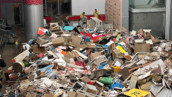 黃大仙中心北館驚現(xiàn)逾噸計(jì)“垃圾山”