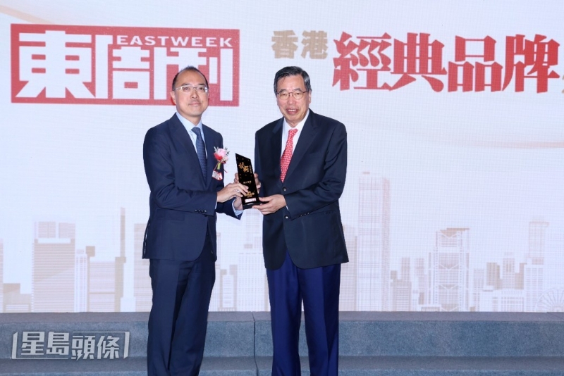 長(zhǎng)江實(shí)業(yè)特別項(xiàng)目總監(jiān)暨長(zhǎng)江基建企業(yè)財(cái)務(wù)總監(jiān)趙汝成（左），代表集團(tuán)領(lǐng)取殿堂級(jí)品牌大獎(jiǎng)。