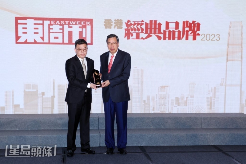 英之杰集團(tuán)旗下「皇冠汽車」榮獲「殿堂級(jí)品牌」大獎(jiǎng)，由集團(tuán)大中華區(qū)及新加坡市場(chǎng)推廣總監(jiān)劉啟予（左）代表領(lǐng)獎(jiǎng)。
