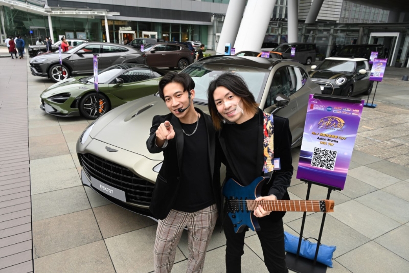 人氣音樂(lè)組合DisCover主音黃進(jìn)林（左）及結(jié)他手郭俊德，于名車之間邊唱邊跳，為盛事揭開序幕。