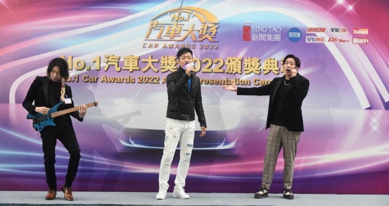 DisCover連同《駕駛艙》新電單車節(jié)目《鐵騎搜》主持人敖嘉年（中）合唱他們創(chuàng)作的主題曲《搜》，動(dòng)力澎湃帶動(dòng)現(xiàn)場(chǎng)氣氛。