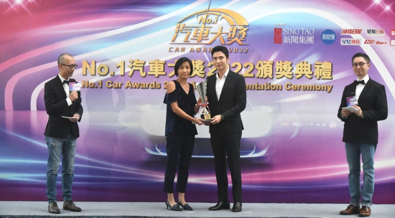 星島新聞集團(tuán)主席蔡加贊頒發(fā)第一輪獎(jiǎng)項(xiàng)。